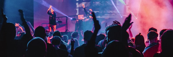 铁粉聚集地球迷社区互动聊天场景